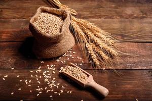 granos de trigo en bolsas y espigas