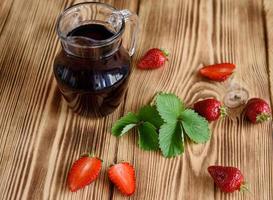 hermosas y deliciosas fresas frescas sobre un fondo de madera foto