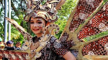 Participants in a modified batik costume while in action at the 113th anniversary of the Pekalongan city parade photo