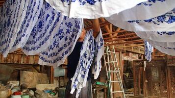 actividad de hacer batik, crear y diseñar telas blancas usando canto y cera golpeando la tela, pekalongan, indonesia, 7 de marzo de 2020 foto