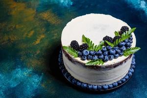 hermoso y delicioso pastel con arándanos y crema blanca foto