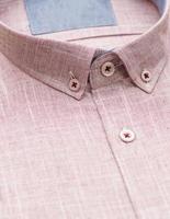 camisa de algodón con un enfoque en el cuello y el botón, primer plano foto