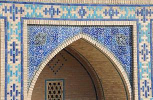 elementos de la arquitectura antigua de asia central. arco y puertas del antiguo ornamento tradicional asiático. foto