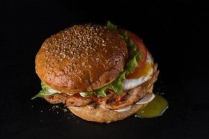 comida rápida en un fondo negro foto