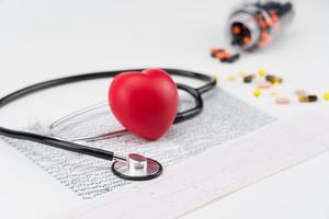 estetoscopio en cardiograma y corazón de juguete. concepto de salud. cardiología - cuidado del corazón foto