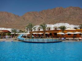 hermosa piscina azul de vacaciones en Egipto con palmeras