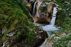 pequeñas cascadas con verde foto