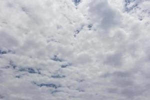 cielo azul con nubes de fondo natural foto
