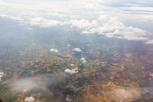 cielo azul con nubes en el avion foto