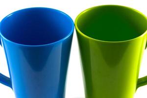 taza verde y azul aislar sobre fondo blanco foto
