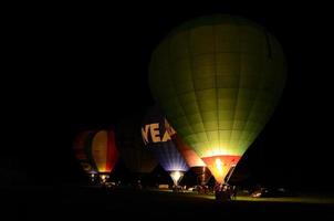 muchos globos en la noche foto