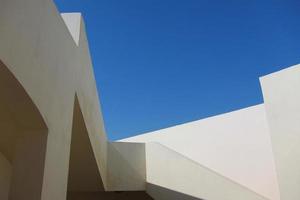 pared blanca y cielo azul foto