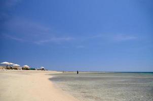 playa desierta en el mar foto