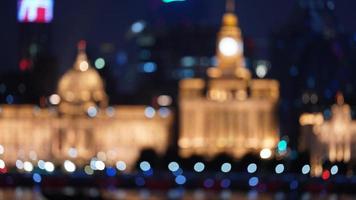 la vista borrosa de la ciudad con las luces encendidas por la noche foto