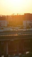 la vista de la ciudad con los edificios como fondo al atardecer foto