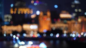 la vista borrosa de la ciudad con las luces encendidas por la noche foto