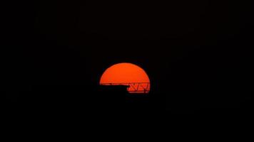 la hermosa vista de la puesta de sol con la silueta y el cielo de nubes coloridas en la ciudad foto