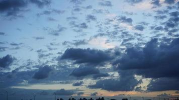 la hermosa vista de la puesta de sol con la silueta y el cielo de nubes coloridas en la ciudad foto