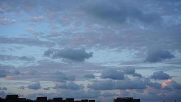 la hermosa vista de la puesta de sol con la silueta y el cielo de nubes coloridas en la ciudad foto