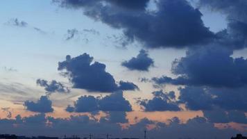 la hermosa vista de la puesta de sol con la silueta y el cielo de nubes coloridas en la ciudad foto