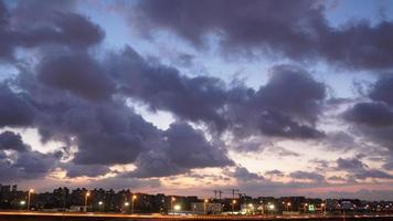 la hermosa vista de la puesta de sol con la silueta y el cielo de nubes coloridas en la ciudad foto