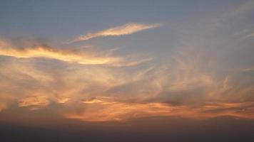 la hermosa vista de la puesta de sol con la silueta y el cielo de nubes coloridas en la ciudad foto