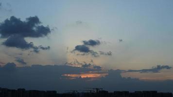 la hermosa vista de la puesta de sol con la silueta y el cielo de nubes coloridas en la ciudad foto