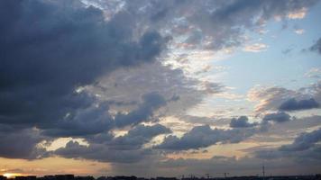 la hermosa vista de la puesta de sol con la silueta y el cielo de nubes coloridas en la ciudad foto