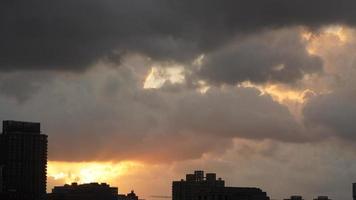 la hermosa vista de la puesta de sol con la silueta y el cielo de nubes coloridas en la ciudad foto