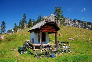paisaje de montaña con bicicleta de montaña foto