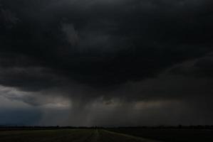 nube negra con lluvia foto