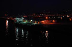 barco del puerto en la noche foto