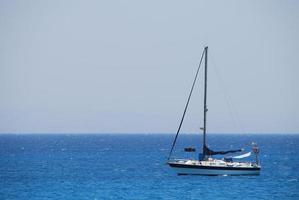 pequeño velero en el mar azul en verano