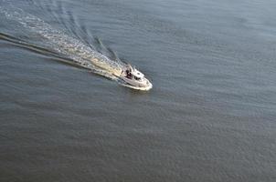 lancha motora y olas pequeñas foto