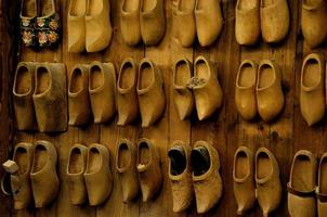 muchos zapatos de madera foto
