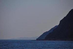 montaña cerca del mar en egipto de vacaciones foto