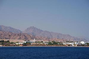 ciudad en la playa en egipto con montañas foto