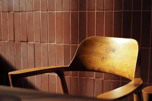 sillas de madera de primer plano vacantes en diseño vintage en la cafetería con la luz de la puesta de sol desde el exterior foto