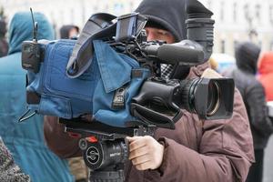 moscú, rusia - 24 de febrero de 2019. camarógrafo con su cámara empacada en el caso de la marcha de memoria nemtsov en moscú