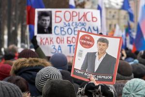 moscú, rusia - 24 de febrero de 2019. personas que llevan banderas y pancartas rusas en la marcha de memoria nemtsov en moscú foto