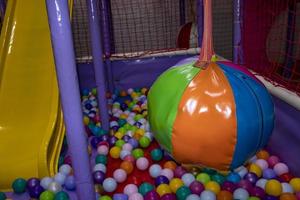 piscina seca con bolas de colores, escaleras, cuerdas, cuerdas y toboganes. ejercicios deportivos para niños. educación física para niños. concepto de salud foto