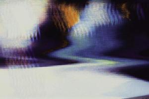 manchas holográficas de falla digital única púrpura abstracta patrón de distorsión de daño de error de ruido de píxel futurista en falla. foto