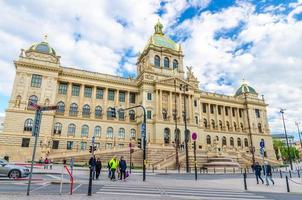 praga, república checa, 13 de mayo de 2019 edificio histórico del museo nacional de estilo neorrenacentista en la plaza de wenceslao, bohemia foto