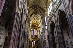 praga, república checa, 13 de mayo de 2019 interior de st. catedral de san vito o la catedral católica romana metropolitana de los santos vito, wenceslao y adalberto, castillo de praga hradcany distrito de la ciudad menor foto