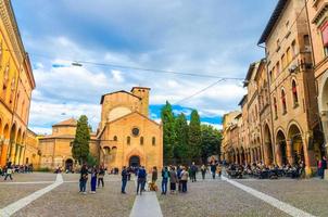 bolonia, italia, 17 de marzo de 2019 abadía de abbazia santo stefano, basílica dei protomartiri iglesia de san vitale e sant'agricola en la plaza piazza santo stefano en el antiguo centro histórico de la ciudad, emilia-romagna foto