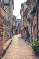 san marino, 18 de septiembre de 2018 típica calle adoquinada italiana con edificios tradicionales y casas con plantas verdes en las paredes en el antiguo centro histórico de la ciudad
