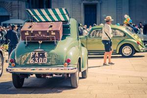 lecce, italia - 23 de abril de 2017 automóviles retro clásicos antiguos automóviles en italia foto