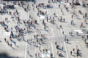 milán, italia, 9 de septiembre de 2018 multitud de pequeñas figuras de personas en la plaza piazza del duomo, milán, italia