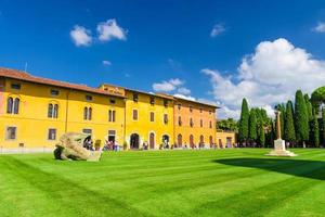 pisa, italia, 14 de septiembre de 2018 palazzo dell'opera palace, estatua de angelo caduto foto