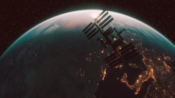 internationaal ruimtestation in de ruimte boven de baan van de planeet aarde video